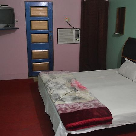 Hotel Sandeep Varanasi Esterno foto