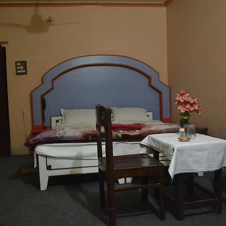 Hotel Sandeep Varanasi Esterno foto