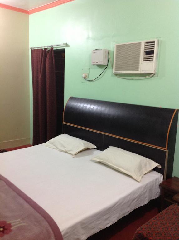 Hotel Sandeep Varanasi Esterno foto