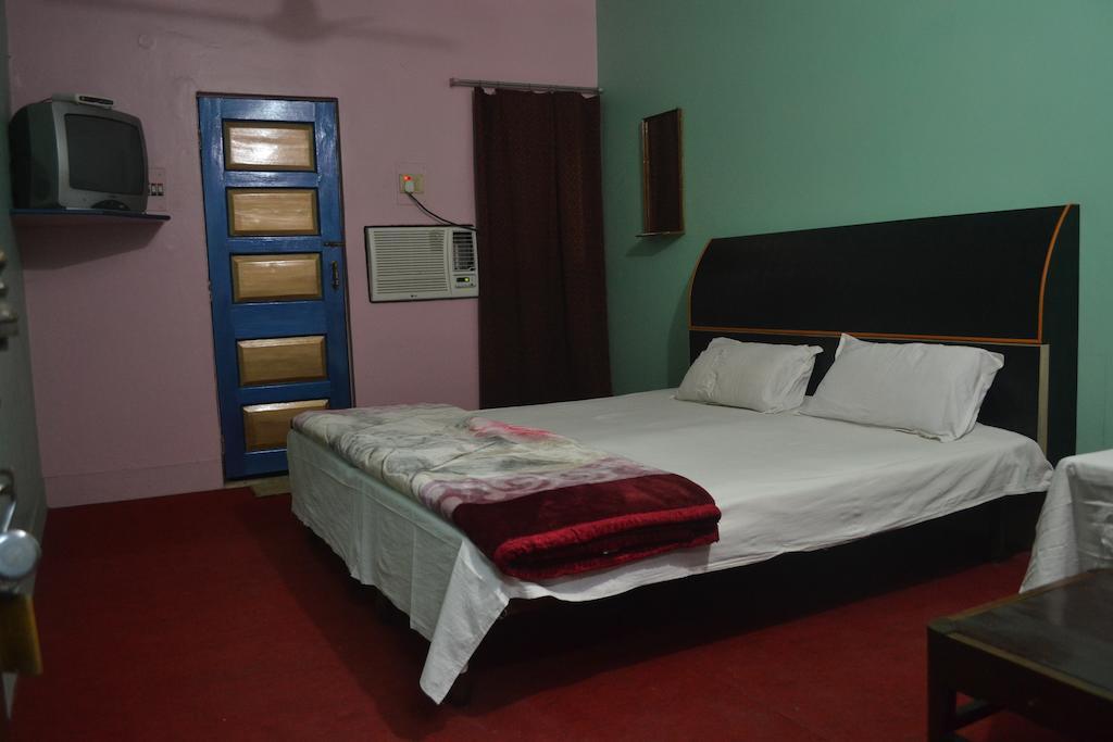 Hotel Sandeep Varanasi Esterno foto