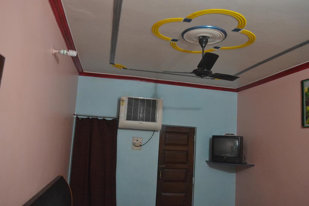 Hotel Sandeep Varanasi Esterno foto