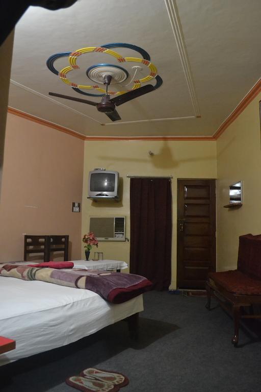 Hotel Sandeep Varanasi Esterno foto